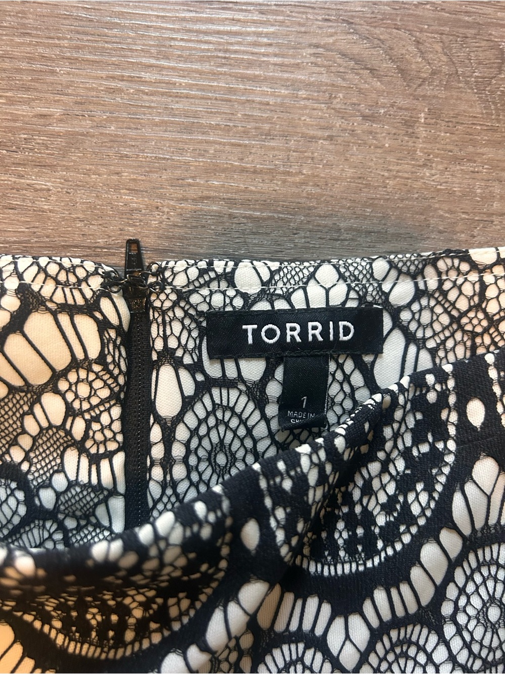 Torrid Skirt Womens Plus Size 1 Black & White Lace Overlay Hi-Lo Skater - Picture 2 of 8